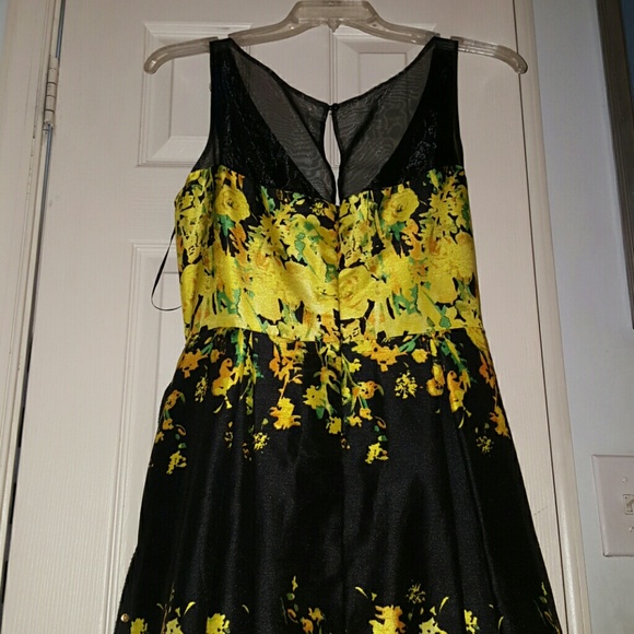 Super cute belted dress - Picture 3 of 4