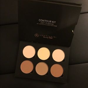 A bundle: Anastasia Beverly&Stilla in the moment
