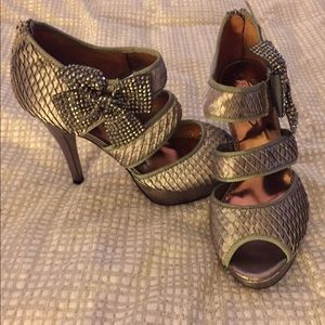 Poetic license bow heels