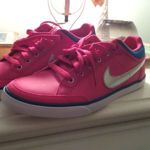 Women's Nike sneakers size 8 BRAND NEW
