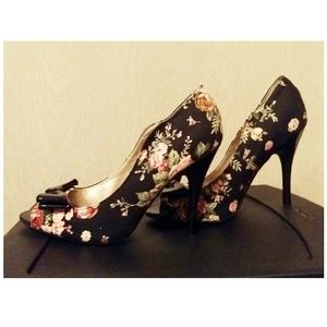 Floral patterned heels with bows