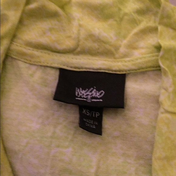 Sleeveless lime green top - Picture 2 of 2