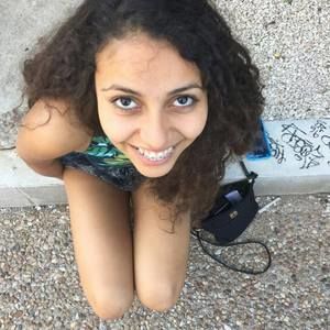 Meet your Posher, Larissa