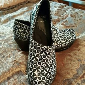 Non slip work shoes