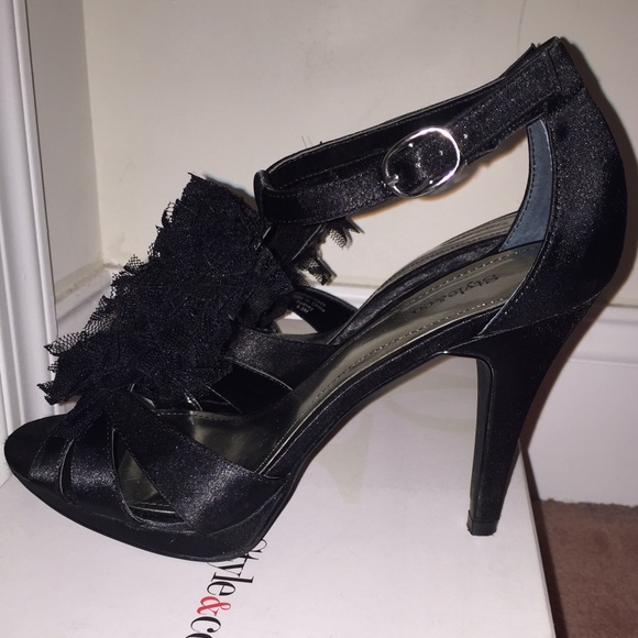 BRAND NEW Black heels