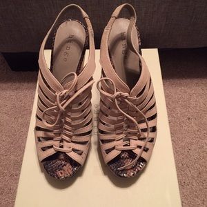 Hinge Saydee lace up wedge