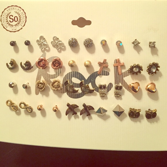 So Multiple Earring Stud Set