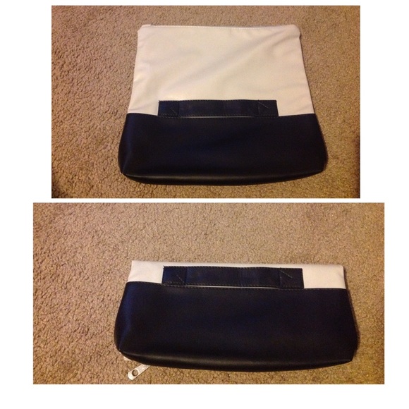 Folding wristlet - Picture 1 of 1