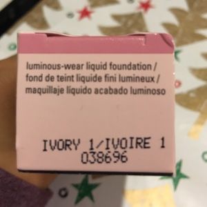 TimeWise Luminous-wear liquid foundation: Ivory 1