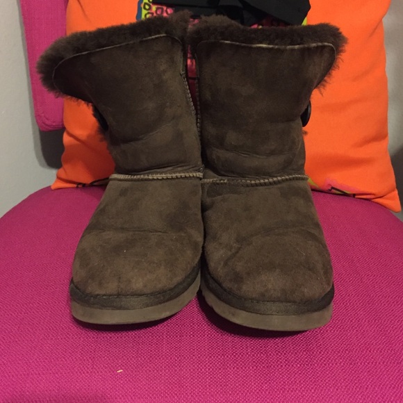 Chocolate Brown Bailey Button Short Uggs size 8 - Picture 2 of 3