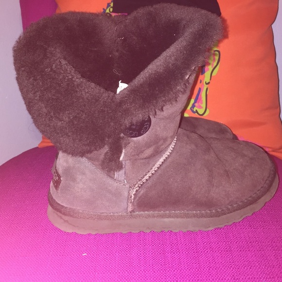 Chocolate Brown Bailey Button Short Uggs size 8 - Picture 3 of 3