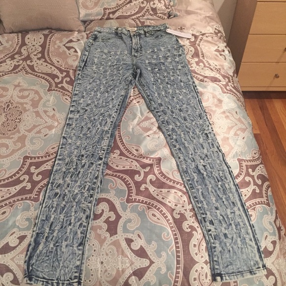 Distressed Styled Skinny Jeans