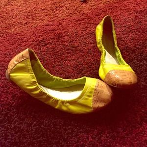 NWT BCBG ballet flats yellow line color