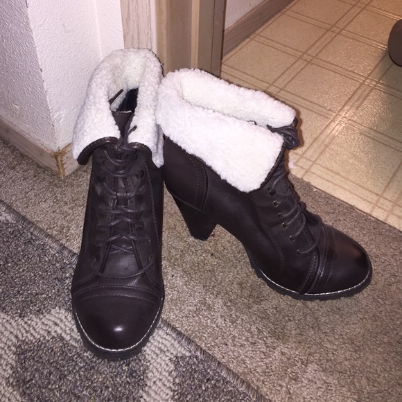 Lace up boot with "fur"