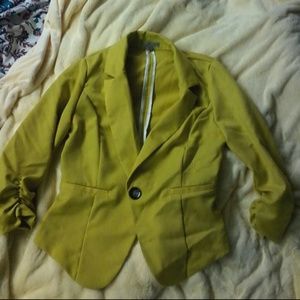 Fitted yellow blazer