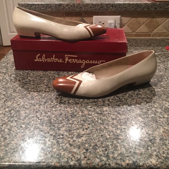 Salvatore Ferragamo tan and white flats - Picture 3 of 4