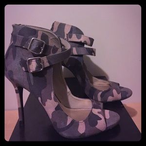 NWOT Beautiful Army fatigue high heels