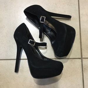 Black Pumps with ankle Strap