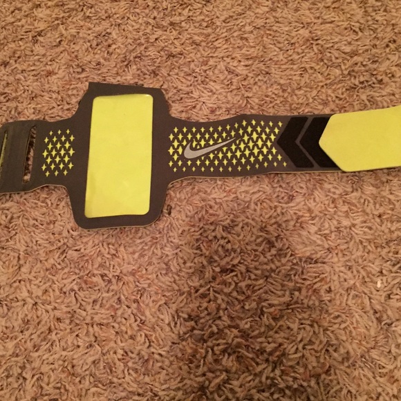 Nike armband fits iPhone 5 and 5s