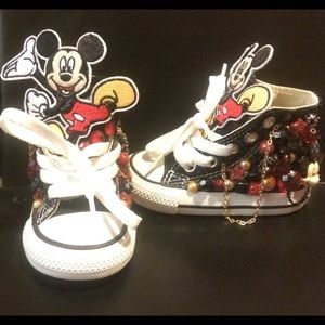 Mickey Mouse design Converse.