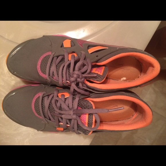 Neon Pink Nike shoes - Picture 2 of 4