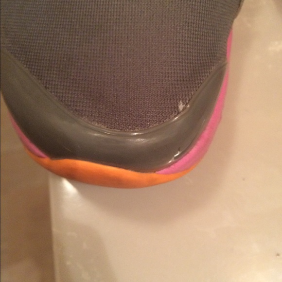 Neon Pink Nike shoes - Picture 3 of 4