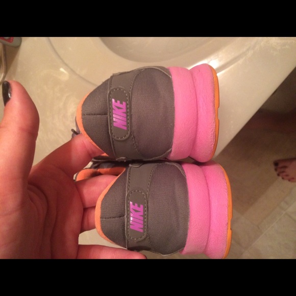 Neon Pink Nike shoes - Picture 4 of 4