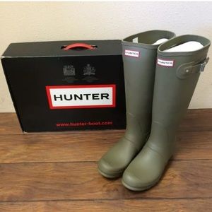 Hunter boots in olive (fit size 9)