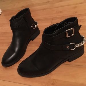Cute casual black bootie with silver chain