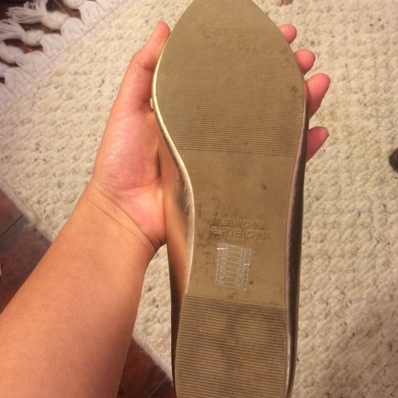 Gold flats - Picture 2 of 2