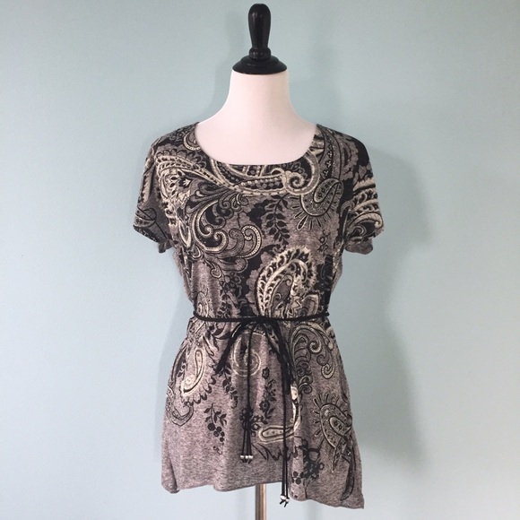 Maurices Tops - Maurices Grey Patterned Tee