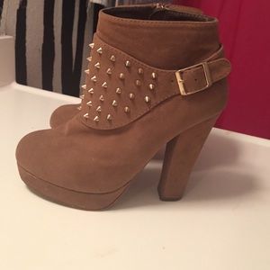 Heeled brown boots