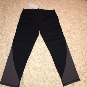 Fabletics 2 tones Capri leggings
