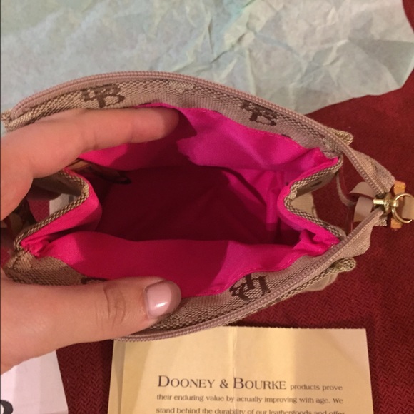 Dooney & Bourke small bag - Picture 3 of 4