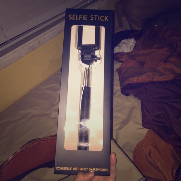 Selfie Stick (Compatible with most smartphones) - Picture 1 of 3