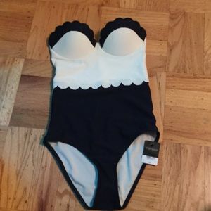 PRICE DROP✨Strapless scalloped one piece swimsuit✨