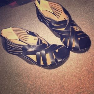Size 6 black wedges forever 21.