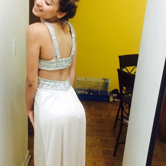 PROM DRESS 🎀 - Picture 4 of 4