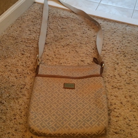 ❌❌SOLD❌❌Tommy Hilfiger cross body handbag