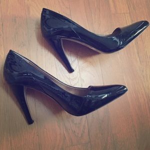 Black Jessica Simpson Pointed Patent Pumps