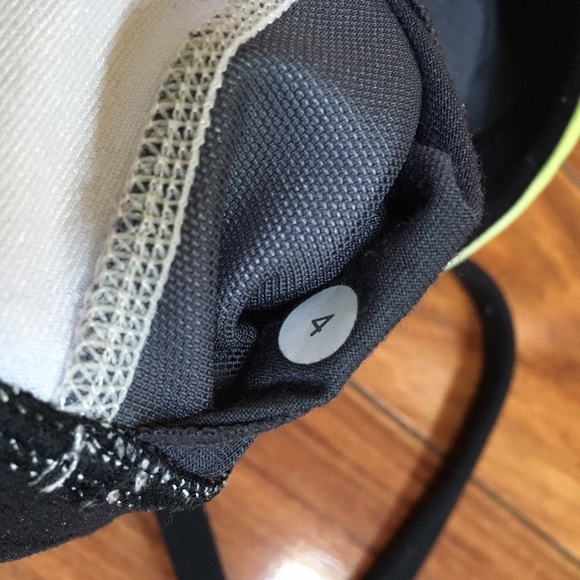 Lululemon flow y bra size 4 - Picture 4 of 4