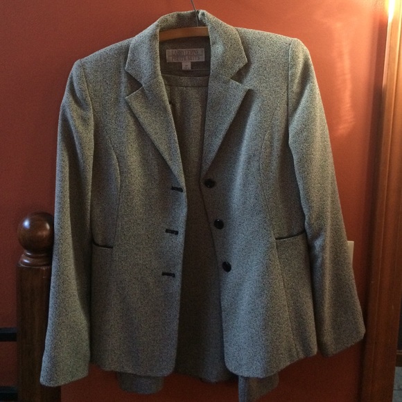 Suit.  4P.   Jacket and skirt