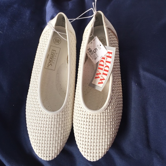 🎉BOGO🎉Brand new white woven pumps