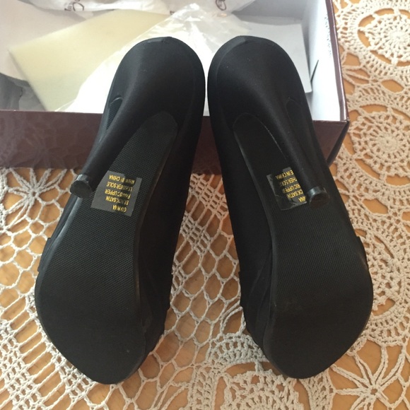 SOLD Dyables Gianna black satin heel, size 7.5 - Picture 2 of 4