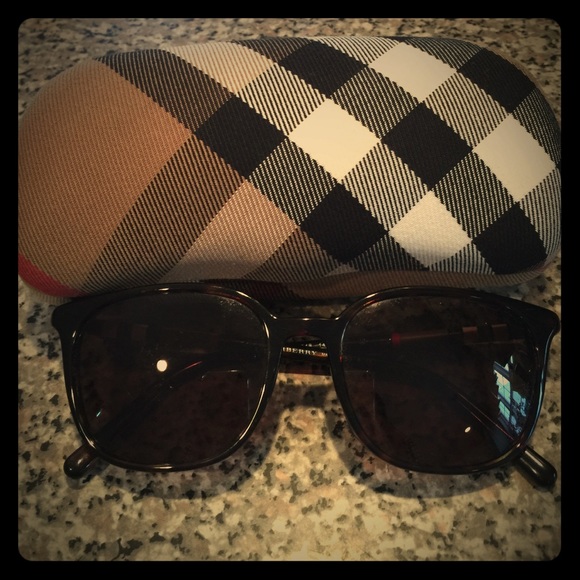 This style sunglass does not look good on me.