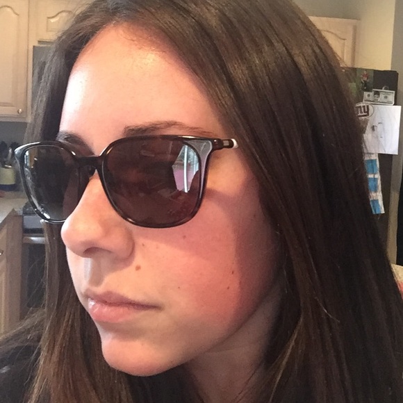 This style sunglass does not look good on me.