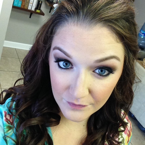 Meet your Posher, Caitlin - Picture 2 of 4