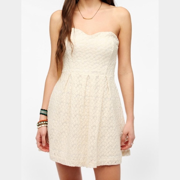 Urban Outfitters Dresses & Skirts - NWT Urban Outfitters Cream Floral Strapless Dress