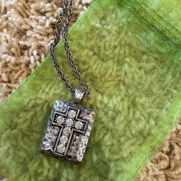 Cross pendant necklace