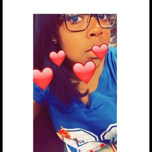 Meet your Posher, Larissa